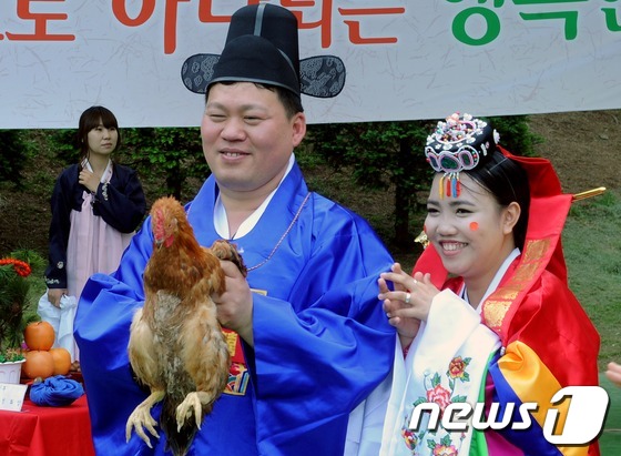 (서울=뉴스1) 손형주 기자 = 22일 오전 서울 서초구 서초문화예술공원 야외공연장에서 열린 다문화 가정 5쌍을 위한 HELLO KOREA 전통혼례식에서 신랑 신부가 악귀가 사라져 …