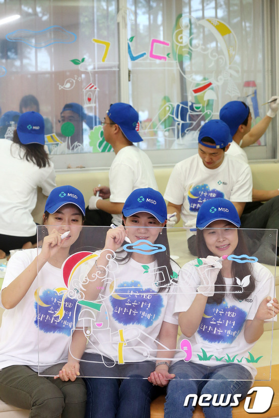 22일 오전 서울 마포구 성산동 마포드림스타트센터에서 한국MSD 임직원들이 저소득층 조손가정 어린이들의 정서 안정을 위해 공부방을 꾸며주고 있다. 2013.5.22 머니투데이/뉴스 …