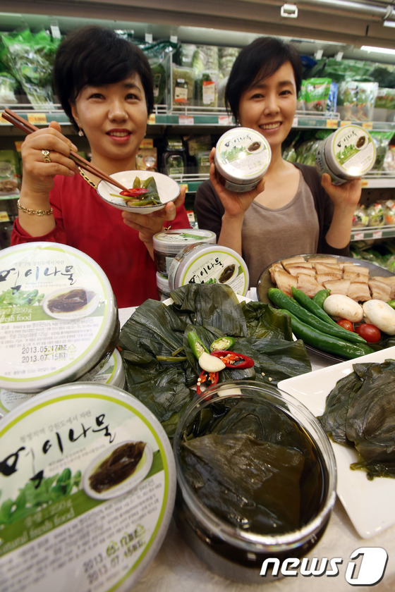 22일 오전 서울역점에서 여성들이 신이 내린 신선초라 불리는 명이나물 조림(250g/1통)을 시세보다 40%가량 저렴한 8,500원에 선보이고 있다. 2013.5.22머니투데이/뉴 …