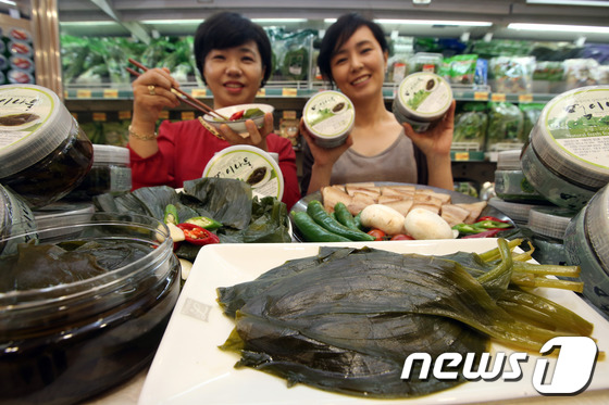 22일 오전 서울역점에서 여성들이 신이 내린 신선초라 불리는 명이나물 조림(250g/1통)을 시세보다 40%가량 저렴한 8,500원에 선보이고 있다. 2013.5.22머니투데이/뉴 …