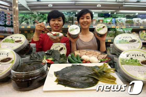 22일 오전 서울역점에서 여성들이 신이 내린 신선초라 불리는 명이나물 조림(250g/1통)을 시세보다 40%가량 저렴한 8,500원에 선보이고 있다. 2013.5.22머니투데이/뉴 …