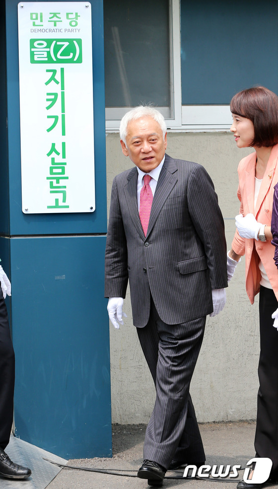 (서울=뉴스1) 오대일 기자 = 민주당 김한길 대표가 22일 오후 서울 영등포 당사에서 열린 을(乙) 지키기 신문고 현판식에서 유은혜 센터장과 대화를 나누고 있다. 2013.5.2 …