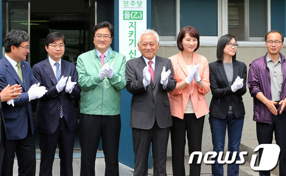(서울=뉴스1) 오대일 기자 = 민주당 김한길 대표가 22일 오후 서울 영등포 당사에서 열린 을(乙) 지키기 신문고 현판식에서 우원식 경제민주화추진위원장, 유은혜 신문고 센터장 등 …