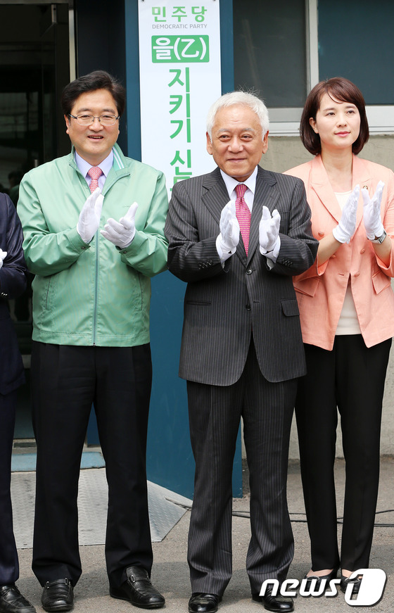 (서울=뉴스1) 오대일 기자 = 민주당 김한길 대표가 22일 오후 서울 영등포 당사에서 열린 을(乙) 지키기 신문고 현판식에서 우원식 경제민주화추진위원장, 유은혜 신문고 센터장 등 …