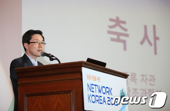 윤종록 미래창조과학부 제2차관이 22일 오전 서울 강남구 논현동 임페리얼펠리스호텔 셀레나홀에서 열린 '공공기관을 위한 네트워크 코리아 2013' 개회식에 참석해 축사를 하고 있다. …