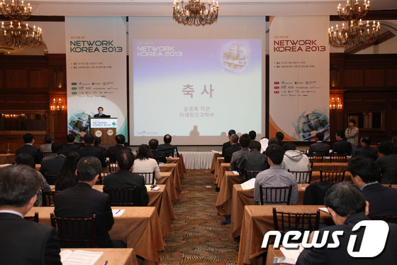 윤종록 미래창조과학부 제2차관이 22일 오전 서울 강남구 논현동 임페리얼펠리스호텔 셀레나홀에서 열린 '공공기관을 위한 네트워크 코리아 2013' 개회식에 참석해 축사를 하고 있다. …