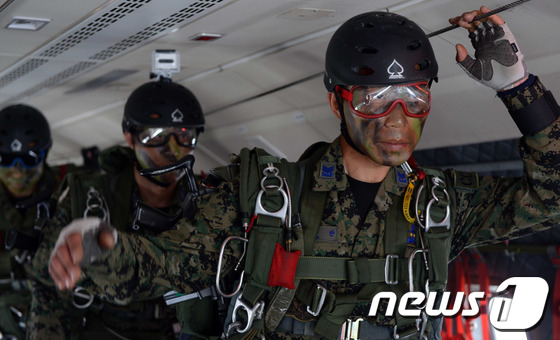 (서울=뉴스1) 김보영  = 22일 경북 의령에서 공군 공정통제사(CCT: Combat Control Team) 야전종합훈련이 실시된 가운데 공정통제사들이 CN-235 항공기에서 …