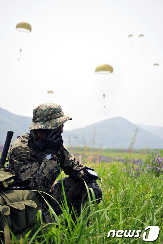 (서울=뉴스1) 김보영  = 22일 경북 의령에서 공군 공정통제사(CCT: Combat Control Team) 야전종합훈련이 실시된 가운데 가상 적진에 침투한 공정통제사가 항공기 …