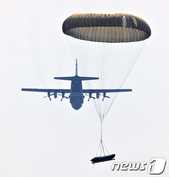 (서울=뉴스1) 김보영  = 22일 경북 의령에서 공군 공정통제사(CCT: Combat Control Team) 야전종합훈련이 실시된 가운데 C-130 항공기에서 고무보트가 투하되 …