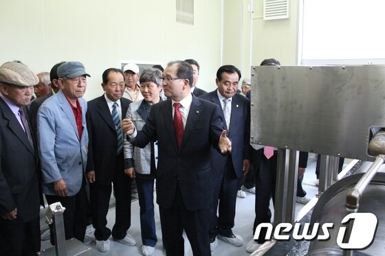 본문 이미지 - 농산물을 원료로 농축(엑기스) 기계설비를 둘러보고있다.© News1조문현 기자 