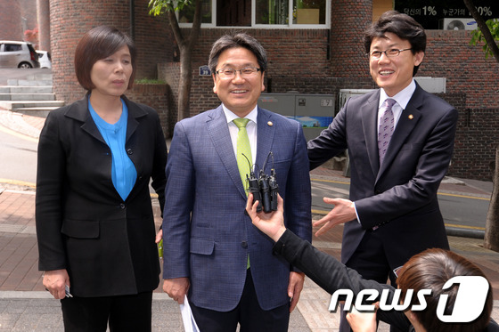 (서울=뉴스1) 안은나 기자 = 민주당 최민희(왼쪽부터), 강기정, 진성준 의원이 22일 오후 서울 중구 TV조선 본사에서 5·18 왜곡보도에 대한 항의 방문 전 취재진의 질의에 …