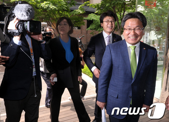 (서울=뉴스1) 안은나 기자 = 민주당 최민희(왼쪽부터), 진성준, 강기정 의원이 22일 오후 서울 중구 TV조선 본사에서 5·18 왜곡보도에 대한 항의를 위해 사옥 내부로 들어서 …