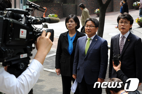 (서울=뉴스1) 안은나 기자 = 민주당 최민희(왼쪽부터), 강기정, 진성준 의원이 22일 오후 서울 중구 TV조선 본사에서 5·18 왜곡보도에 대한 항의 방문 전 취재진의 질의에 …