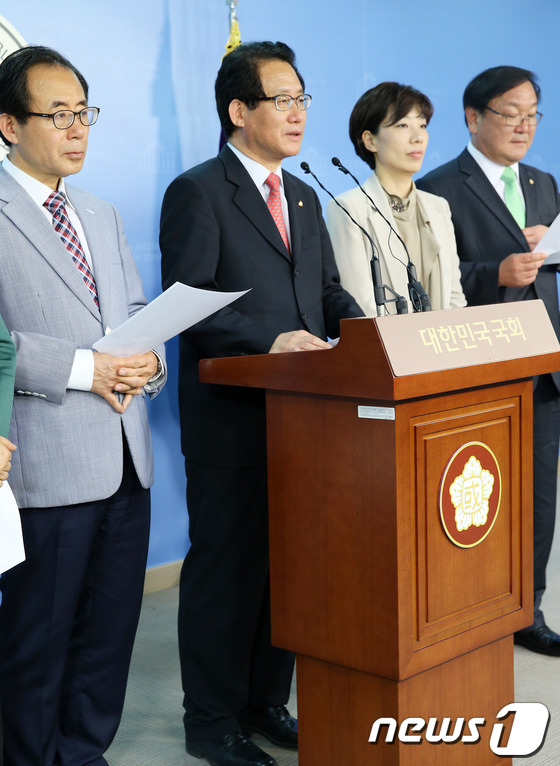 (서울=뉴스1) 오대일 기자 = 국회 외통위ㆍ교문위ㆍ여가위 소속 민주당 의원들이 22일 오후 서울 여의도 국회 정론관에서 가진 기자회견에서 일본 정부의 일본군 위안부 피해자에 대한 …