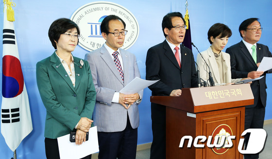 (서울=뉴스1) 오대일 기자 = 국회 외통위ㆍ교문위ㆍ여가위 소속 민주당 의원들이 22일 오후 서울 여의도 국회 정론관에서 가진 기자회견에서 일본 정부의 일본군 위안부 피해자에 대한 …