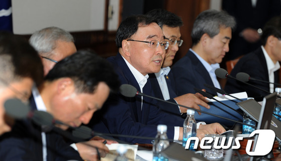 (서울=뉴스1) 허경 기자 = 정홍원 국무총리가 22일 오후 서울 세종로 정부서울청사에서 열린 국무회의에서 모두발언을 하고 있다. 2013.5.22/뉴스1