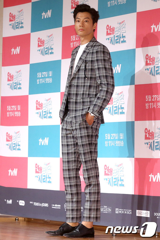 배우 이천희가 22일 오후 서울 강남구 논현동 파티오나인에서 열린 케이블채널 tvN 드라마 '연애조작단; 시라노' 제작발표회에서 포토타임을 갖고 있다. 2013.5.22 머니투데이 …