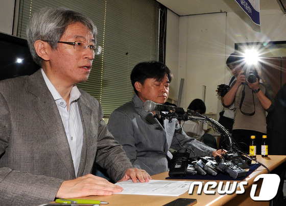 (서울=뉴스1) 박세연 기자 = 김용진 뉴스타파 대표(왼쪽), 최승호 PD가 22일 오후 서울 중구 한국언론회관 전국언론노동조합 대회의실에서 뉴스타파-ICIJ '조세피난처 프로젝트 …