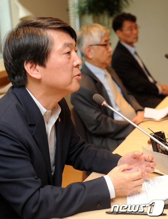 (서울=뉴스1) 손형주 기자 = 안철수 무소속 의원이 22일 오후 서울 마포구 서교동 창비 서교빌딩에서 싱크탱크 성격의 정책네트워크 '내일' 창립 계획을 발표 하고 있다. 안 의원 …