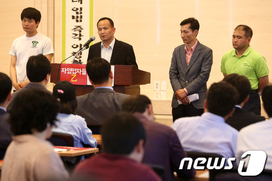 (서울=뉴스1) 이광호 기자 = 22일 오후 서울 여의도 중소기업중앙회에서 열린 전국중소상공인, 자영업자 살리기 비상대책협의회 출범식 및 10대 요구안 발표회에서 대리점, 가맹점, …