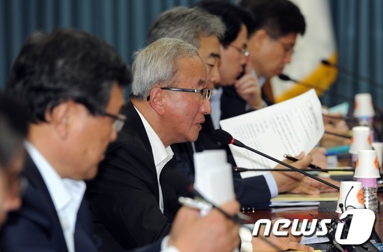(서울=뉴스1) 허경 기자 = 현오석 경제부총리가 22일 오후 서울 세종로 정부서울청사에서 열린 경제관계장관회의에서 모두발언을 하고 있다. 2013.5.22/뉴스1