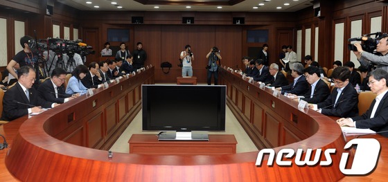 (서울=뉴스1) 허경 기자 = 현오석 경제부총리가 22일 오후 서울 세종로 정부서울청사에서 열린 경제관계장관회의에서 모두발언을 하고 있다. 2013.5.22/뉴스1