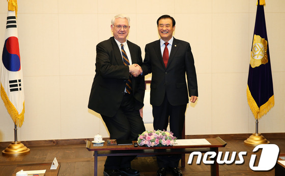 (서울=뉴스1) 오대일 기자 = 강창희 국회의장이 22일 오후 서울 여의도 국회의사당 의장 접견실에서 미국 전략국제문제연구소(CSIS) 대표단 일행을 접견해 존 햄리 소장과 악수를 …