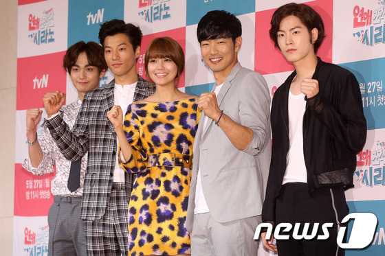 탤런트 조윤우, 이천희, 최수영, 이종혁, 홍종현(왼쪽부터)이 22일 오후 서울 강남구 논현동 파티오나인에서 열린 케이블채널 tvN 드라마 '연애조작단; 시라노' 제작발표회에서 포 …