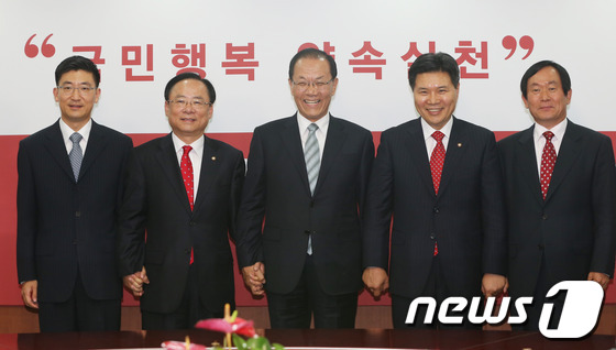 (서울=뉴스1) 송원영 기자 = 황우여 새누리당 대표가 22일 오후 서울 여의도 새누리당사에서 열린 임명장 수여식에서 참석자들과 기념촬영을 하고 있다. 사진 왼쪽부터 김세연 제1사 …