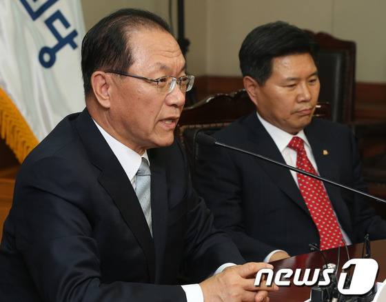(서울=뉴스1) 송원영 기자 = 황우여 새누리당 대표가 22일 오후 서울 여의도 새누리당사에서 열린 임명장 수여식에서 인사말을 하고 있다. 2013.5.22/뉴스1