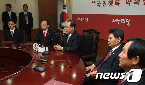 (서울=뉴스1) 송원영 기자 = 황우여 새누리당 대표가 22일 오후 서울 여의도 새누리당사에서 열린 임명장 수여식에서 인사말을 하고 있다. 2013.5.22/뉴스1