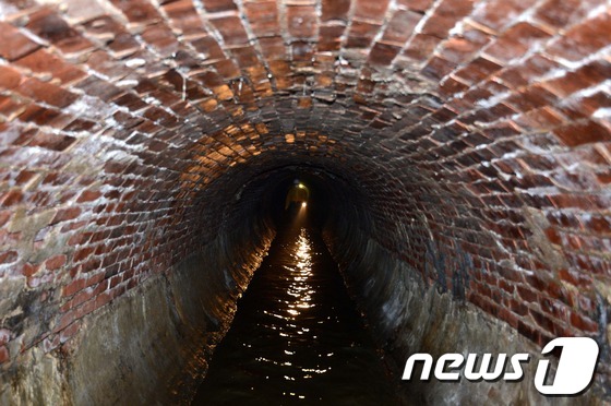 22일 오후 서울시 관계자들이 서울광장 지하에서 발견된 하수관을 공개하고 있다. 지난해 남대문로에서 발견된 것과 마찬가지로 1910년쯤 적벽돌로 지어진 서울광장 지하 하수관은 우리 …