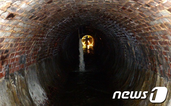 22일 오후 서울시 관계자들이 서울광장 지하에서 발견된 하수관을 공개하고 있다. 지난해 남대문로에서 발견된 것과 마찬가지로 1910년쯤 적벽돌로 지어진 서울광장 지하 하수관은 우리 …