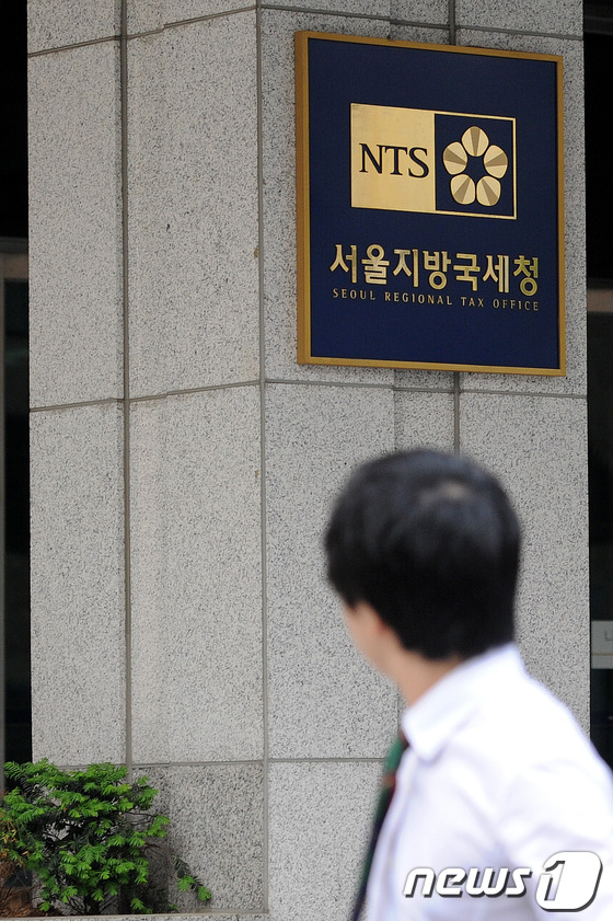(서울=뉴스1) 박세연 기자 = CJ 그룹의 비자금 조성 의혹을 수사하고 있는 검찰이 세무 조사 자료 확보를 위해 22일 서울지방국세청 조사4국을 압수수색했다고 밝혔다. 사진은 2 …
