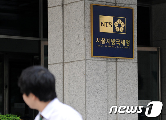 (서울=뉴스1) 박세연 기자 = CJ 그룹의 비자금 조성 의혹을 수사하고 있는 검찰이 세무 조사 자료 확보를 위해 22일 서울지방국세청 조사4국을 압수수색했다고 밝혔다. 사진은 2 …