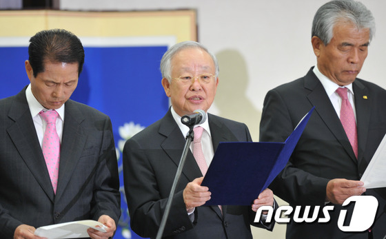 (광주=뉴스1) 정회성  = 손경식 대한상공회의소 회장(가운데)이 22일 오후 광주 서구 농성동 광주상공회의소에서 열린 전국상공회의소 회장회의에 참석, 전국상의 회장단 공동발표문을 …