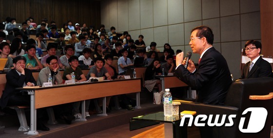 (서울=뉴스1) 한재호 기자 = 박원순 서울시장이 22일 오후 서울 관악구 서울대학교 법과대학 100주년기념관에서 이 대학 자유전공학부 1학년 학생에게 '원순씨, 청춘에 답하다'란 …