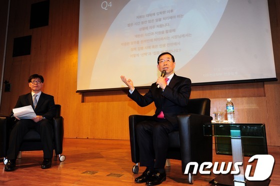 (서울=뉴스1) 한재호 기자 = 박원순 서울시장이 22일 오후 서울 관악구 서울대학교 법과대학 100주년기념관에서 이 대학 자유전공학부 1학년 학생에게 '원순씨, 청춘에 답하다'란 …