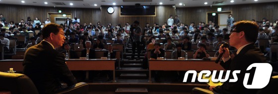 (서울=뉴스1) 한재호 기자 = 박원순 서울시장이 22일 오후 서울 관악구 서울대학교 법과대학 100주년기념관에서 이 대학 자유전공학부 1학년 학생에게 '원순씨, 청춘에 답하다'란 …