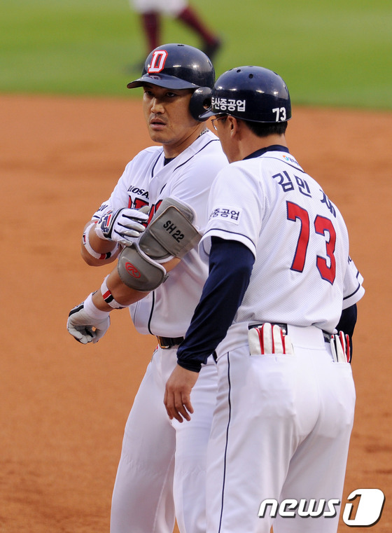 (서울=뉴스1) 이동원 기자 = 22일 오후 서울 잠실야구장에서 열린 ‘2013 한국야쿠르트 세븐프로야구’ 두산베어스와 넥센히어로즈의 경기에서 두산 1회말 2사 2루 상황 홍성흔이 …