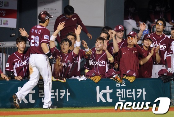 (서울=뉴스1) 이동원 기자 = 22일 오후 서울 잠실야구장에서 열린 ‘2013 한국야쿠르트 세븐프로야구’ 두산베어스와 넥센히어로즈의 경기에서 넥센 6회초 무사 1,2루 상황 강정 …