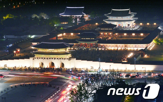 (서울=뉴스1) 윤선미 인턴기자 = 문화재청이 경복궁 야간개장을 시작한 첫날인 22일 저녁 경복궁 근정전이 아름다운 불빛으로 빛나고 있다. 경복궁 야간개방은 22일부터 26일까지 …