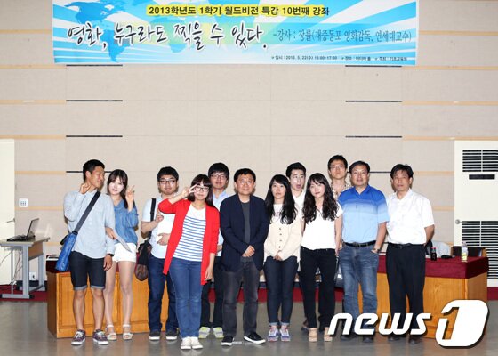 본문 이미지 - 장률 감독이 특강을 마친 후 학생들과 기념촬영하고 있다.(한국해양대 제공)© News1 