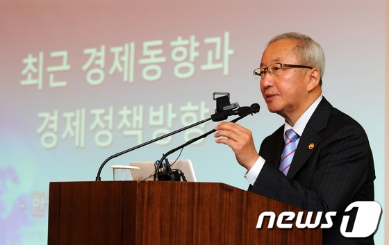 (서울=뉴스1) 허경 기자 = 현오석 경제부총리 겸 기획재정부장관이 한국경영자총협회 주최로 23일 오전 서울 소공동 조선호텔에서 열린 경총포럼에 참석해 한국경제의 현황과 과제를 주 …