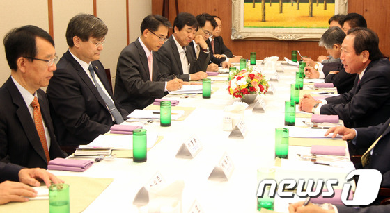 (서울=뉴스1) 손형주 기자 = 서승환 국토교통부 장관이 23일 오전 서울 양재동 교육문화회관에서 열린 화물운송·주선사업자 단체장 및 물류기업 CEO와 조찬 간담회에서 참석자들의 …