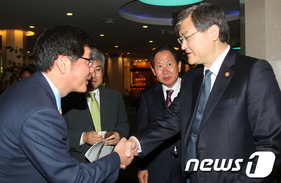 (서울=뉴스1) 손형주 기자 = 서승환 국토교통부 장관이 23일 오전 서울 양재동 교육문화회관에서 열린 화물운송·주선사업자 단체장 및 물류기업 CEO와 조찬 간담회에서 물류기업 대 …