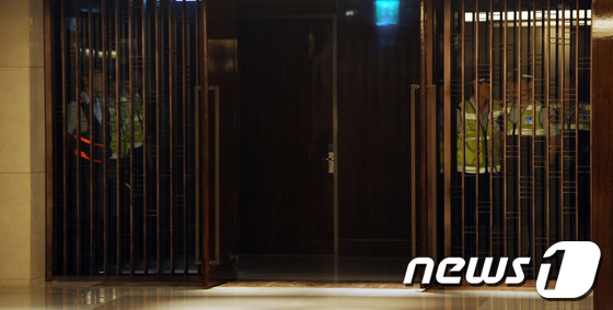(서울=뉴스1) 허경 기자 = 23일 오전 경총포럼이 열리고 있는 서울 소공동 조선호텔에서 경찰들이 알바연대 회원들의 기습시위에 대비하고 있다. 알바연대은 지난달 25일 한국경영자 …