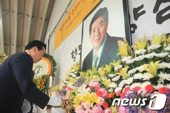 (광주=뉴스1) 김태성 기자 = 23일 오전 광주 YMCA 무진관에서 열린 노무현 대통령 서거 4주기 민주당 광주시당및 전남도당 합동분향식에서 강운태 광주시장이 분향하고 있다. 2 …