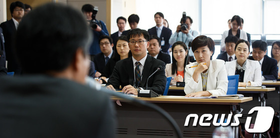 (서울=뉴스1) 유승관 기자 = 전국 평검사 대표 30명이 23일 오전 서울 서초동 대검찰청 국가디지털포렌식센터에서 열린 검찰개혁심의위원회와의 검찰 개혁안 마련과 관련된 간담회에 …