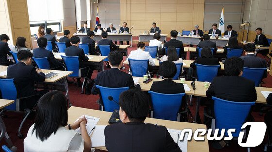 본문 이미지 - 23일 오전 서울 서초동 대검찰청 국가디지털포렌식센터에서 검찰 개혁안 마련과 관련, 검찰개혁심의위원회와 전국 평검사 간담회가 열리고 있다. 검찰개혁심의위원회는 검찰 인사나 조직 문화 등에 대해 평검사들의 의견을 대폭 반영하기 위해 이날 간담회를 마련했다. 2013.5.23/뉴스1 © News1 유승관 기자